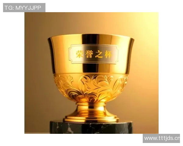 以奖杯为象征，探讨荣誉背后的努力与坚持，以及成就的真正意义